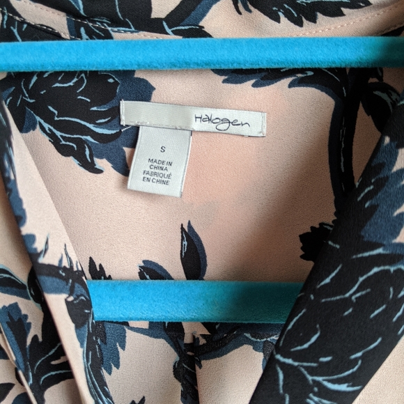 Halogen Sleeveless Blue Rose Tie-Neck Blouse - Picture 5 of 8